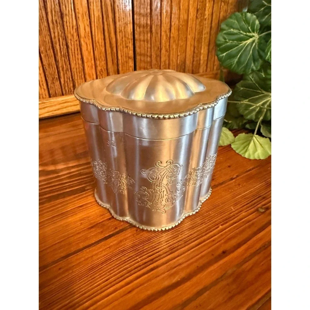 Tea Caddy Canister Unisex OS Silver Excellent Engraved Scalloped Metal